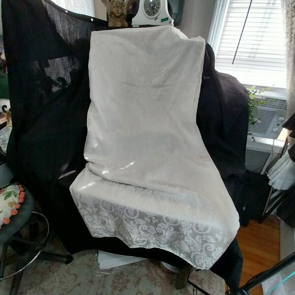 VINTAGE REGAL ARTISTRY DAMASK CREAM FULL SIZED TABLECLOTH, SATINY & DELICIOUS! - Picture 6 of 11